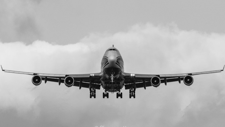 Самолет на черном фоне