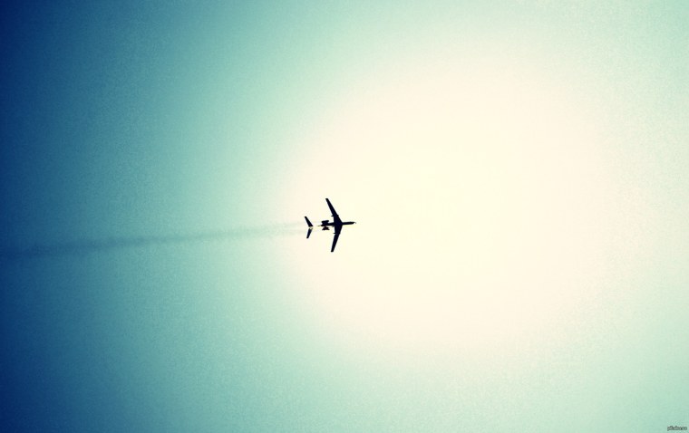 Самолет в небе арт