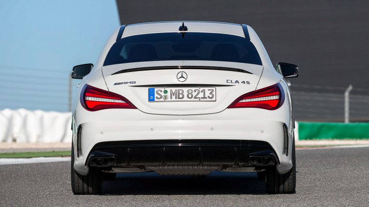 Mercedes Benz CLA 200 сзади