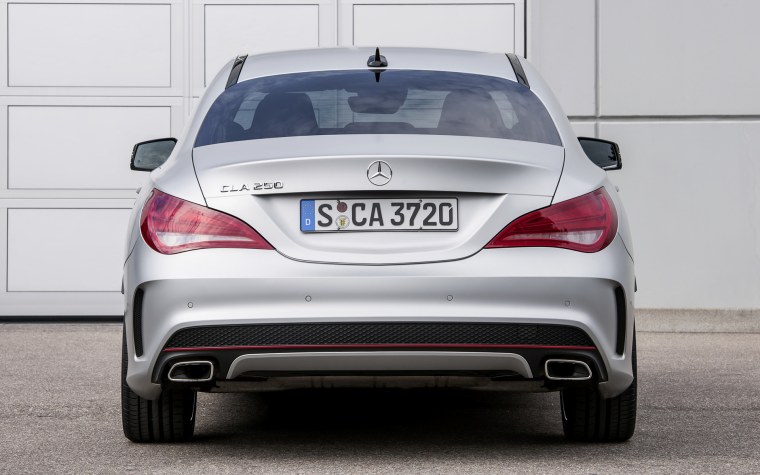 Мерседес CLA 200 сзади