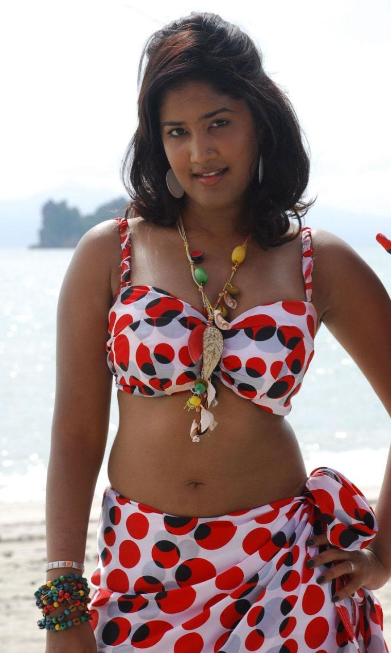 Индийские девушки в купальниках