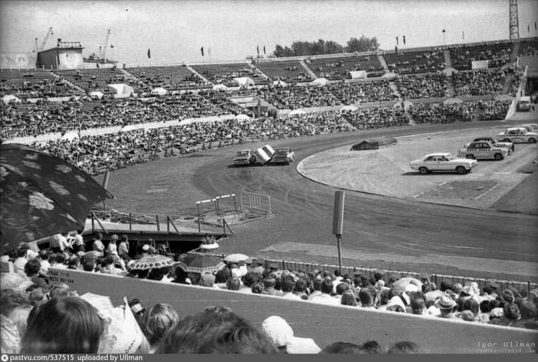 Как каскадеры меняют колеса на ходу