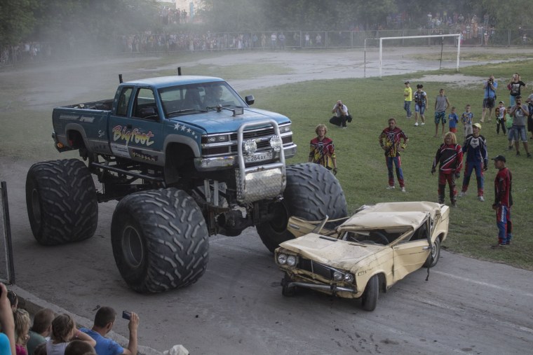 Военный автомобиль акробат