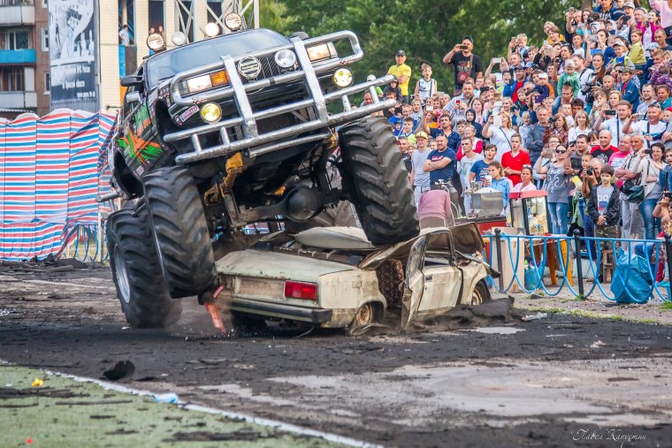 Монстр траки шоу каскадёров