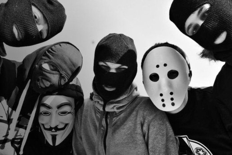 Банда пацанов в масках