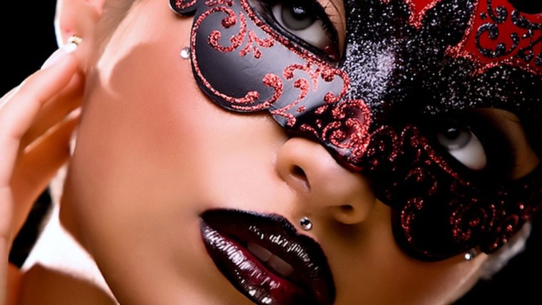 Белая маска в капюшоне