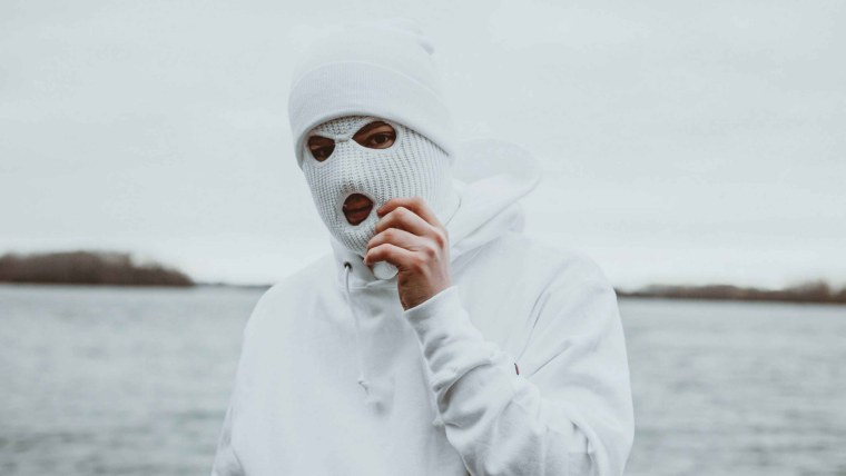 Парень в белой маске