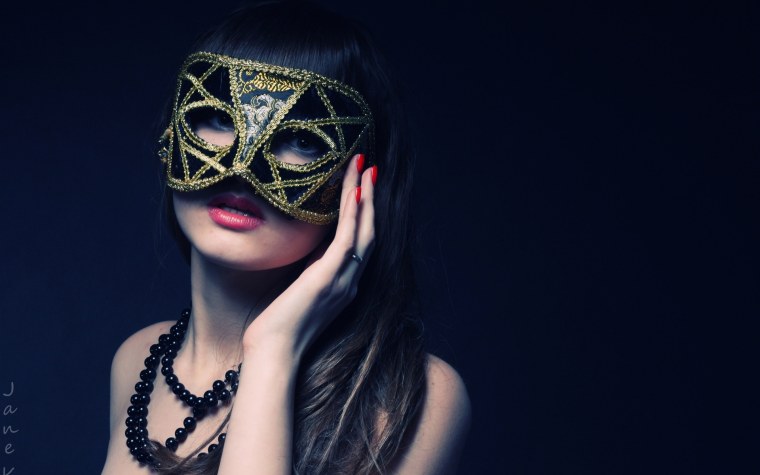 Девушка в маске