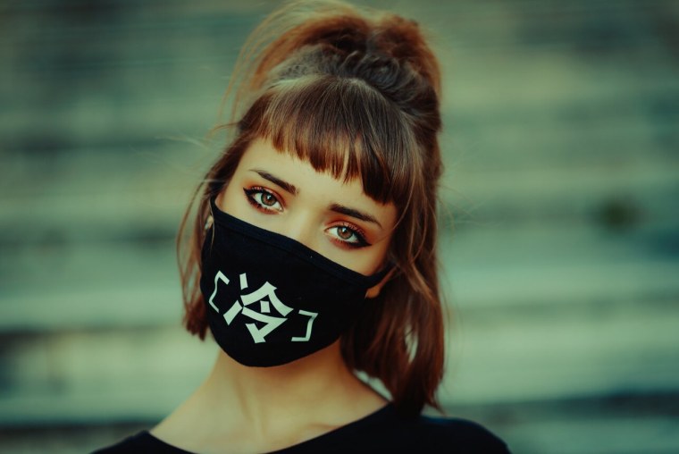 Красивая девушка в маске