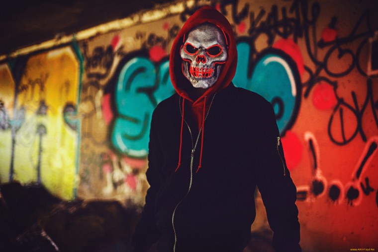 Пацан в маске