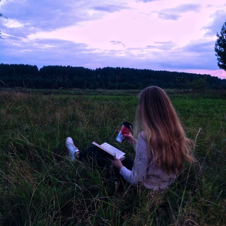 Девушка показывает фак Эстетика