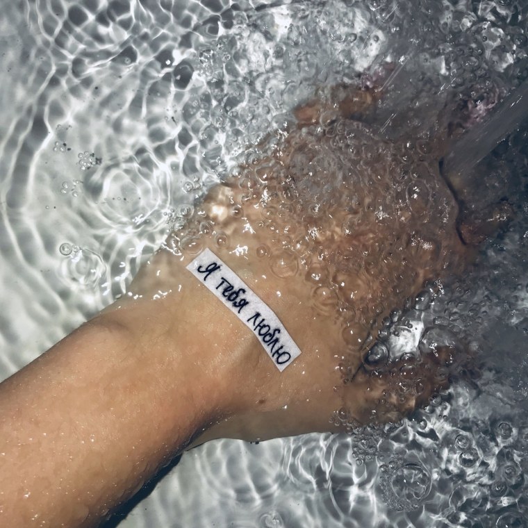 Девушка в жёлтом тумблер