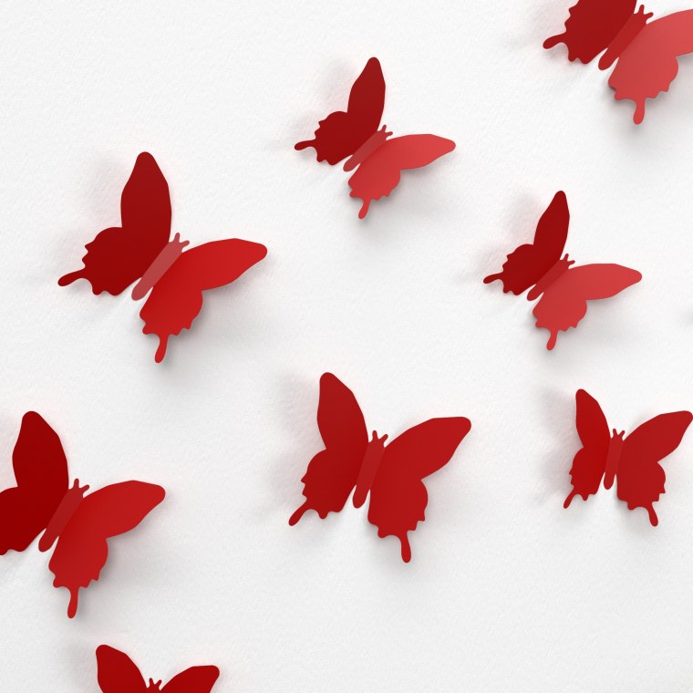 Красные бабочки на стене