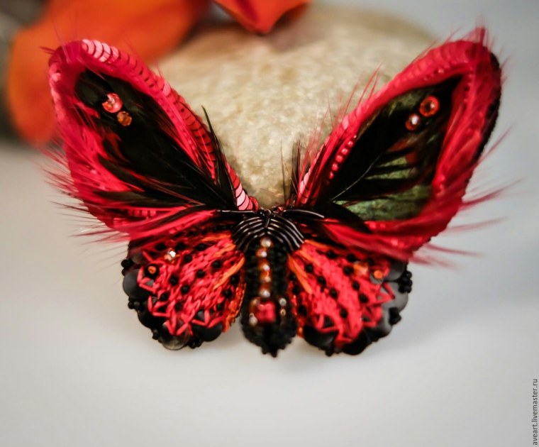 Красная бабочка