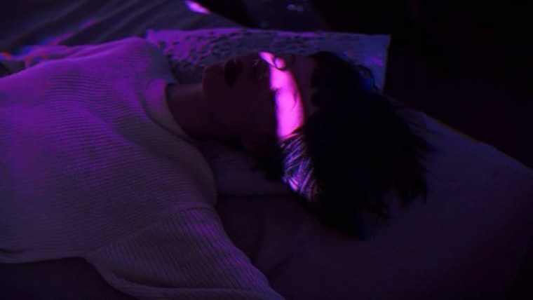 Девушка в фиолетовом неоне