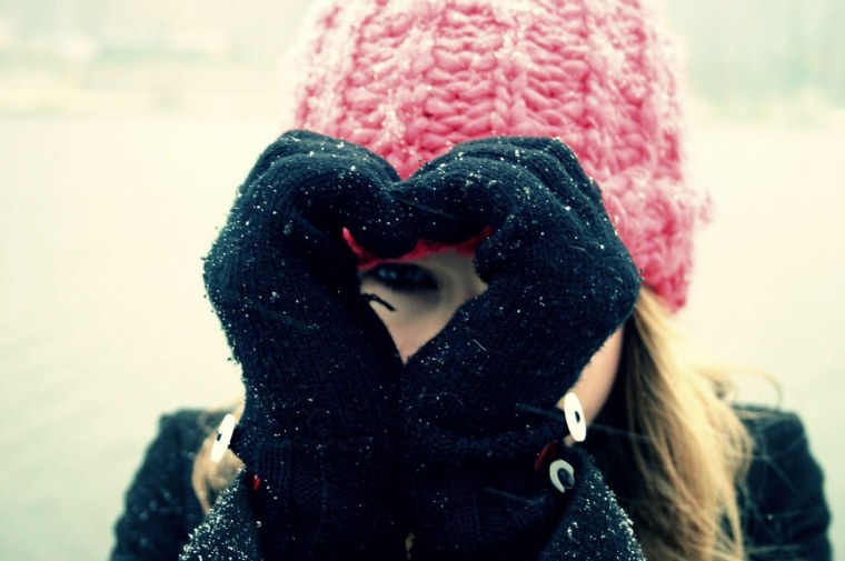 Девушка в шляпке со спины