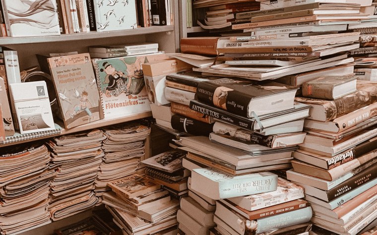 Стопка книг в библиотеке