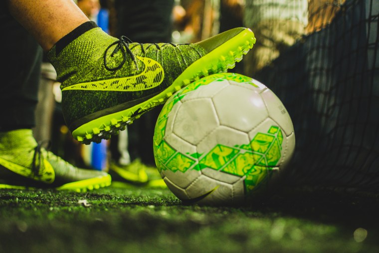 Футбольный мяч и бутсы