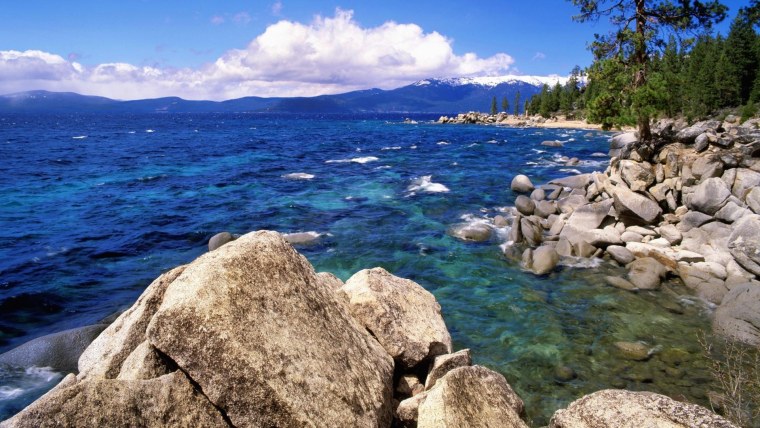 Озеро Байкал летом