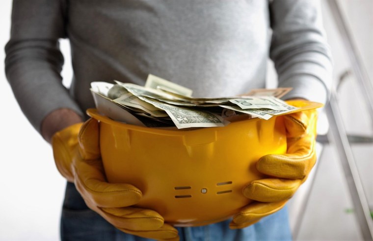 Деньги в строительной каске