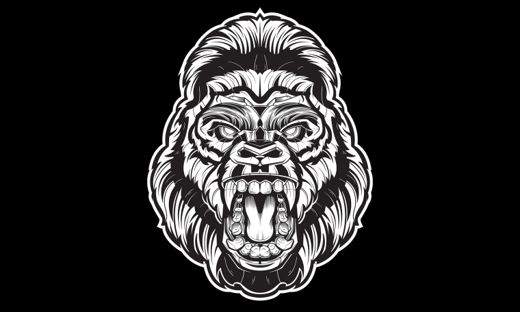 Горилла с короной на голове