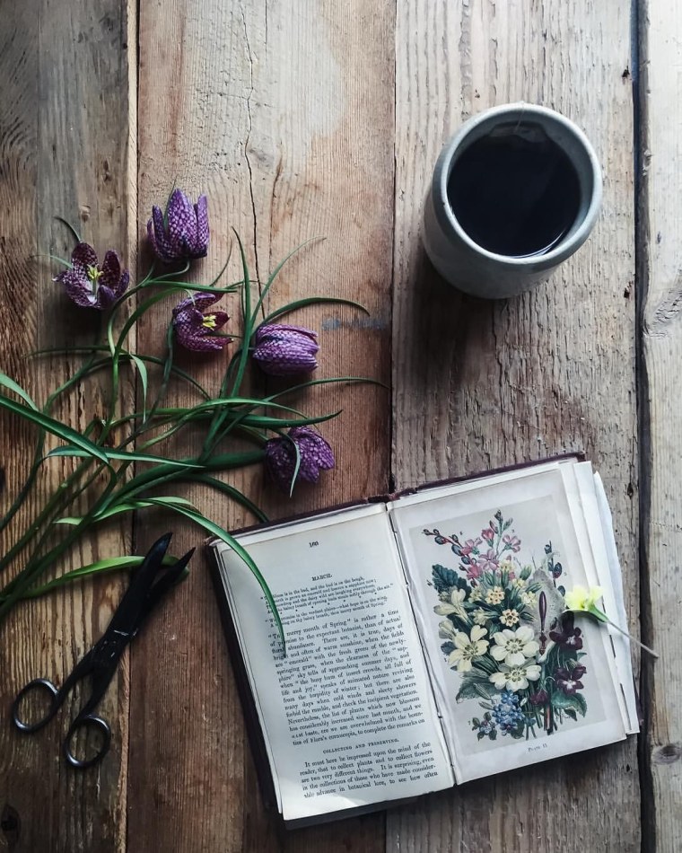 Фотосессия с книгами и цветами