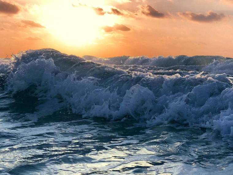 Черное море волны