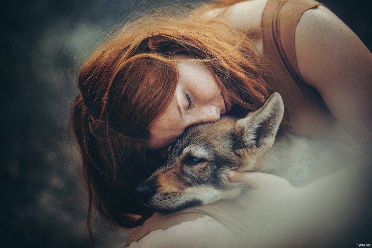 Рыжая девушка с волком