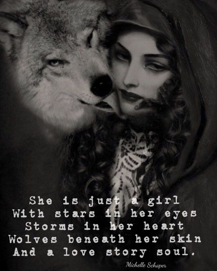 Женщина обнимает волка