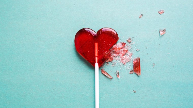 Разбитое сердце на черном фоне с надписью