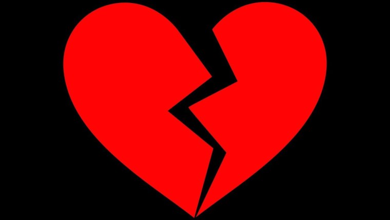 Разбитое сердце на черном фоне