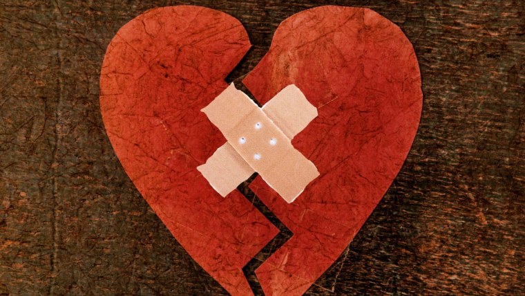 Разбитые сердца на черном фоне