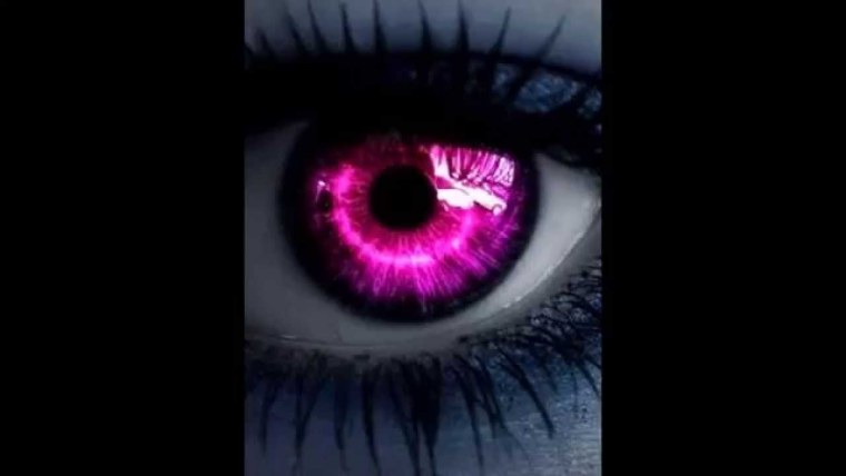 Фиолетовые глаза в темноте