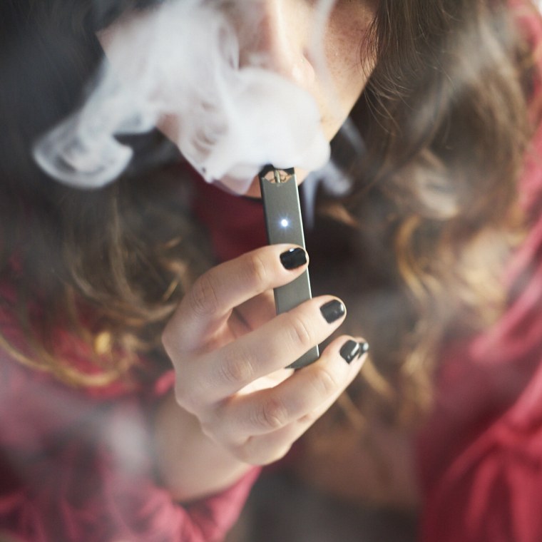 Девушка с электронной сигаретой