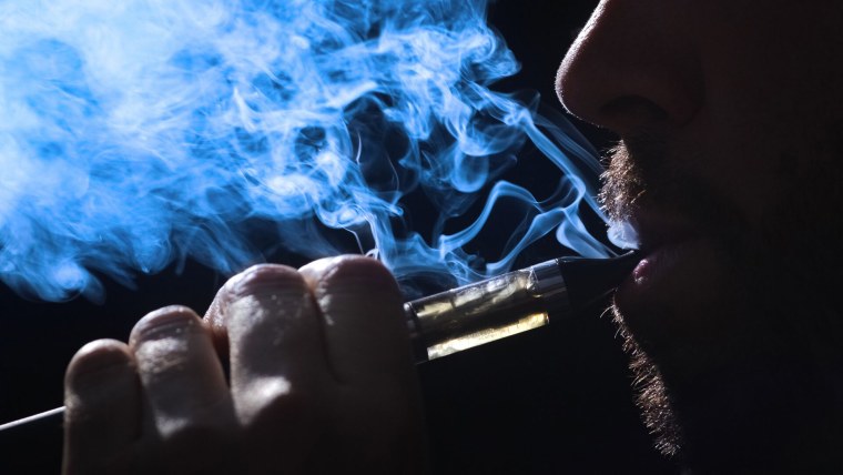 Человек с электронной сигаретой