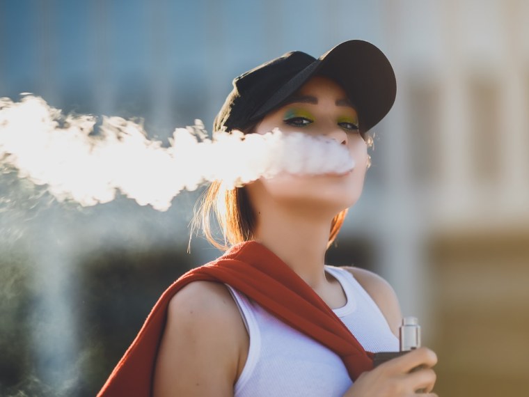 Девушка с электронной сигаретой