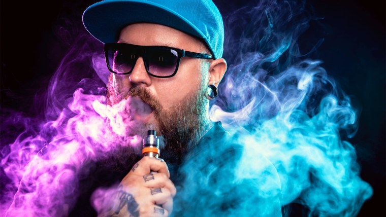 Красивый мужчина с ВЕЙПОМ