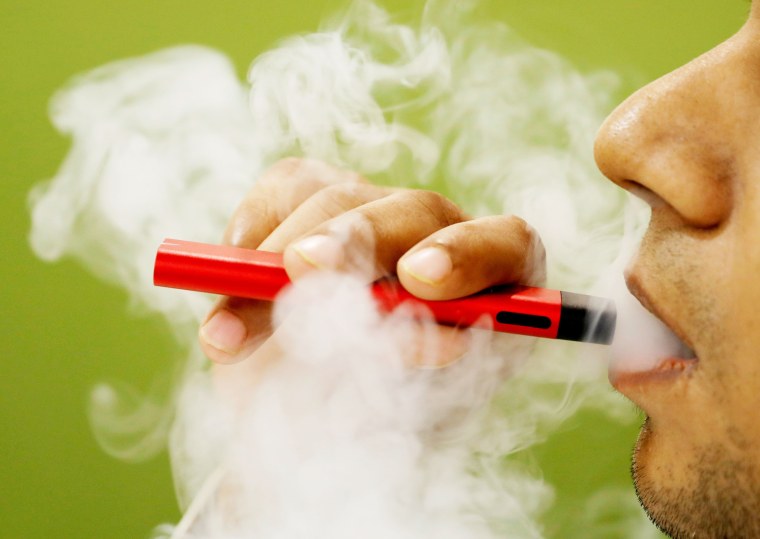 Курение электронных сигарет