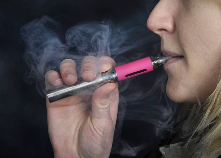Курение электронных сигарет