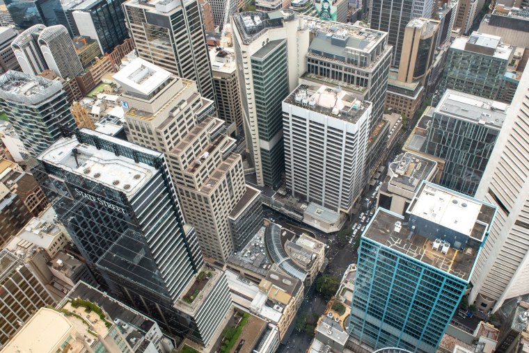 Домик среди небоскребов