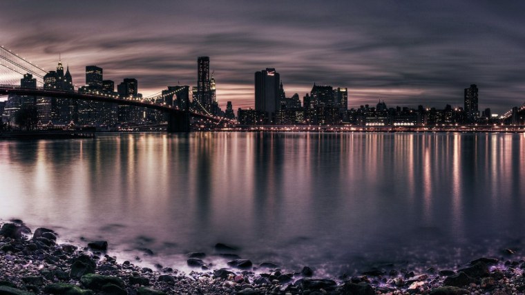 Ноутбук на фиолетовом фоне