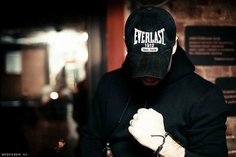 Тень девушки с рожками