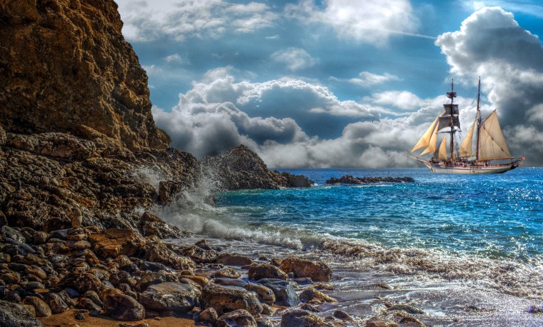 Корабль в море