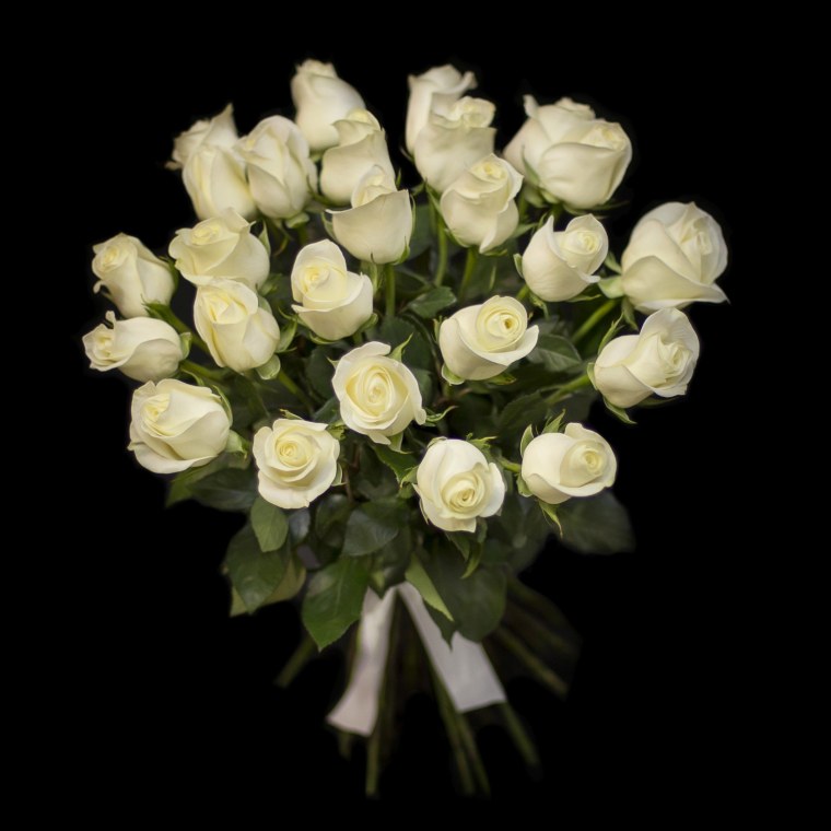 Букет роз на темном фоне