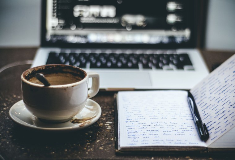 Эстетика ноутбук и чашка кофе