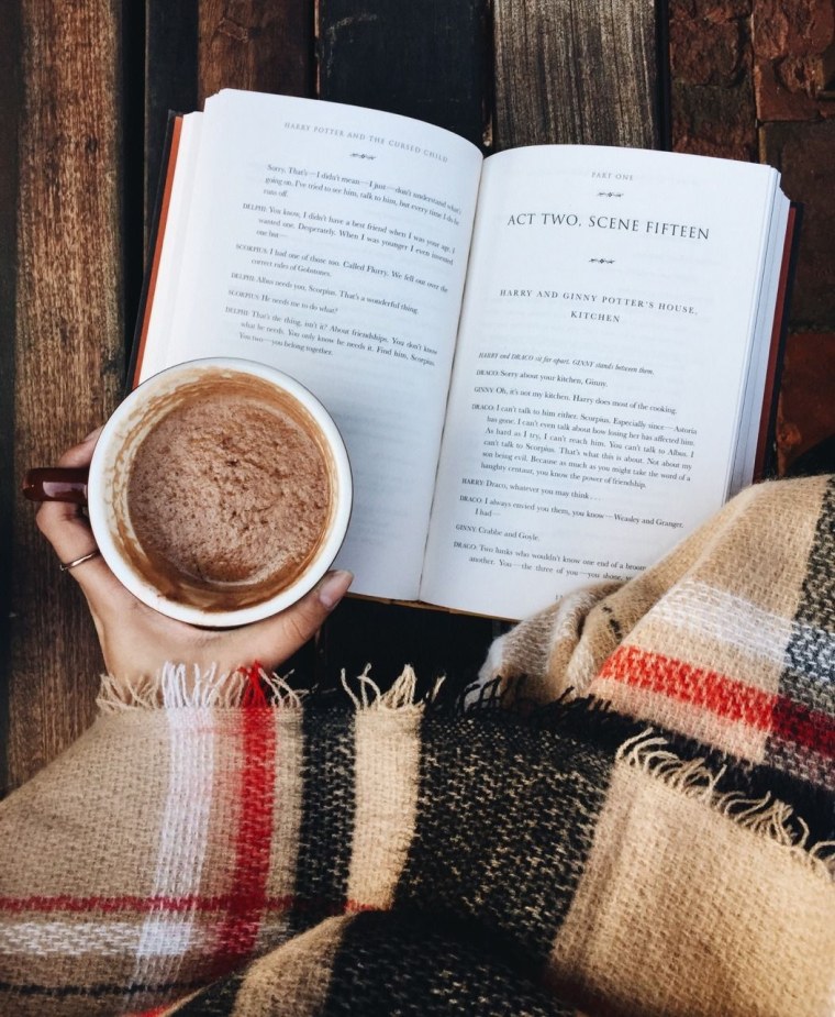 Книги на столе Эстетика