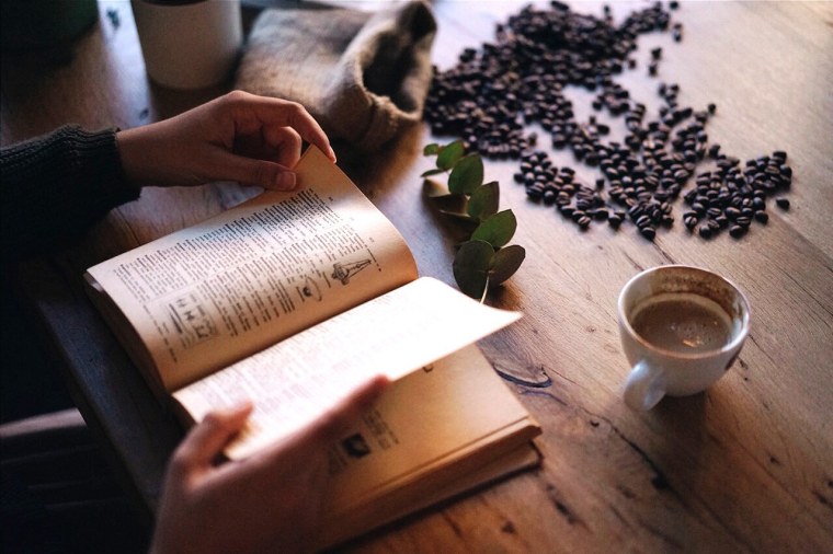 Чашка кофе и книга