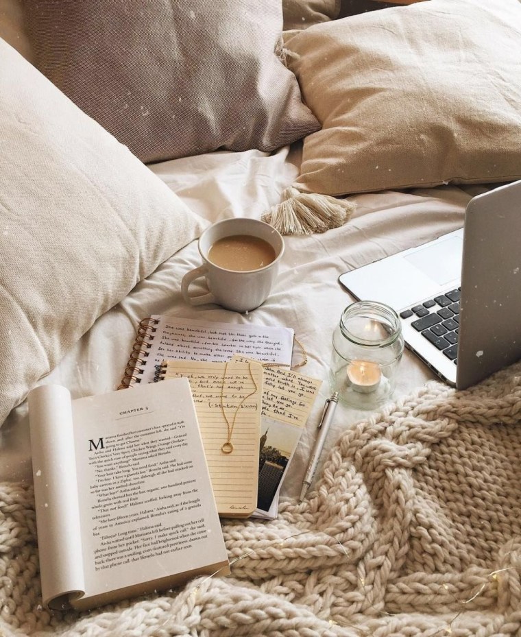 Чашка кофе и книга