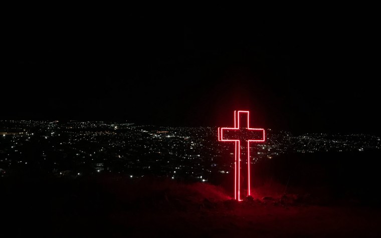 Перевернутый крест на черном фоне