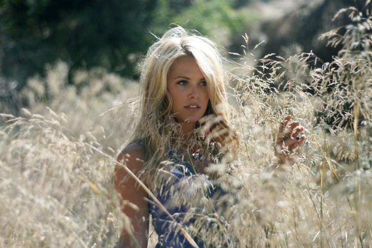 Красивые блондинки на природе